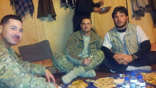 Афганский беженец Эхсан Азизи (слева). Архивное фото - Sputnik Таджикистан