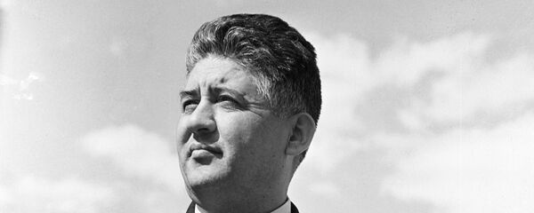 Таджикский поэт Мирзо Турсун-Заде. Архивное фото Таджикский поэт Мирзо Турсун-Заде. Архивное фото - Sputnik Тоҷикистон