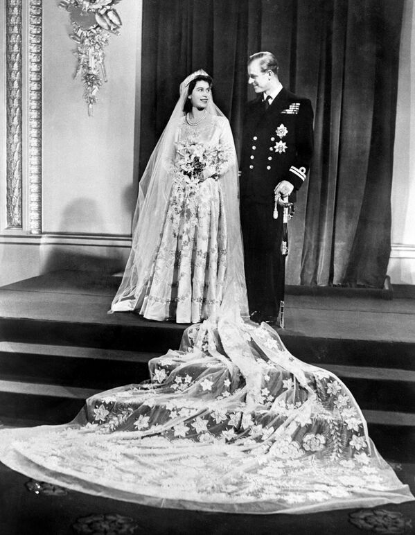 20 ноября 1947 года 21-летняя Елизавета вышла замуж за 26-летнего Филиппа Маунтбеттена — члена греческой и датской королевских семей и праправнука королевы Виктории - Sputnik Таджикистан