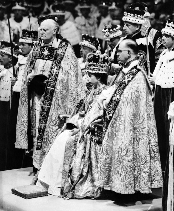 Церемония коронации Елизаветы II в Вестминстерском аббатстве 2 июня 1953 года - Sputnik Таджикистан