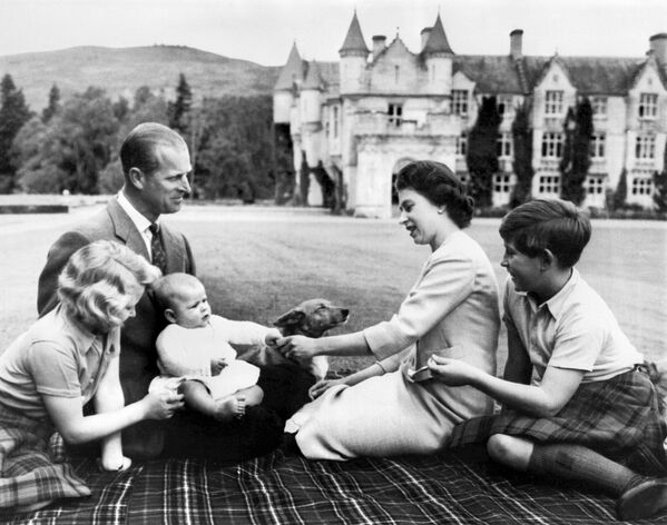 Королева Великобритании на пикнике с мужем и детьми на фоне замка Балморал в 1960 году - Sputnik Таджикистан