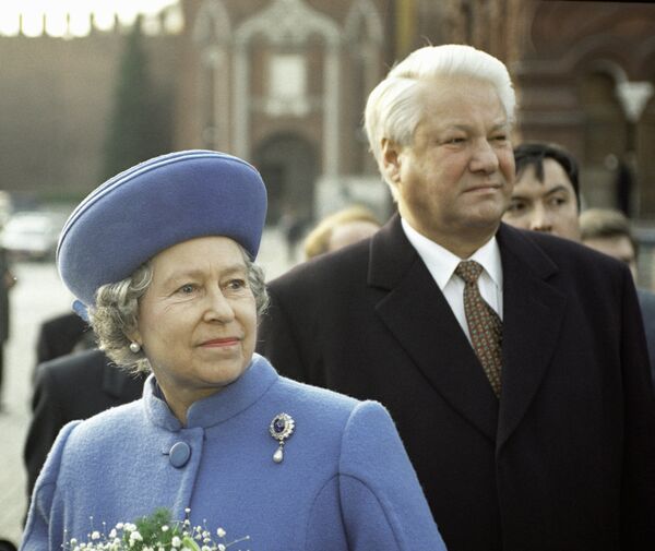 Королева Елизавета вместе с президентом России Борисом Ельциным во время официального визита в Москву, 1994 год. - Sputnik Таджикистан