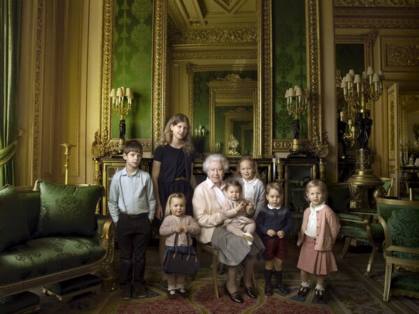 Королева Елизавета II с внуками и правнуками в 2016 году. - Sputnik Таджикистан