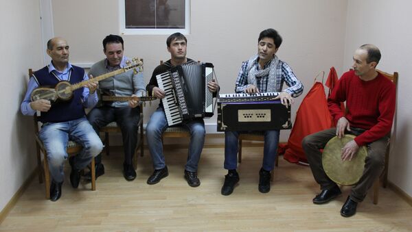 Трудовые мигранты из Таджикистана играют на таджикских национальных инструментах - Sputnik Таджикистан