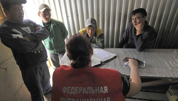 Сотрудники Федеральной миграционной службы проверяют документы у иностранных рабочих - Sputnik Таджикистан