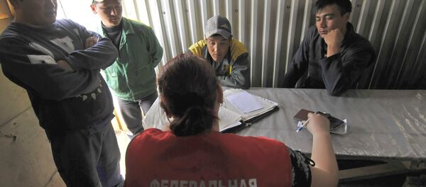 Сотрудники Федеральной миграционной службы проверяют документы у иностранных рабочих Сотрудники Федеральной миграционной службы проверяют документы у иностранных рабочих - Sputnik Таджикистан