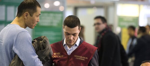 Проверка документов сотрудниками ФМС у иностранных граждан в аэропорту Шереметьево. Архивное фото Проверка документов сотрудниками ФМС у иностранных граждан в аэропорту Шереметьево. Архивное фото - Sputnik Таджикистан