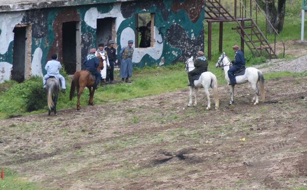 Бойцы таджикского ОМОНа на учениях в роли боевиков ИГ Бойцы таджикского ОМОНа на учениях в роли боевиков ИГ - Sputnik Таджикистан