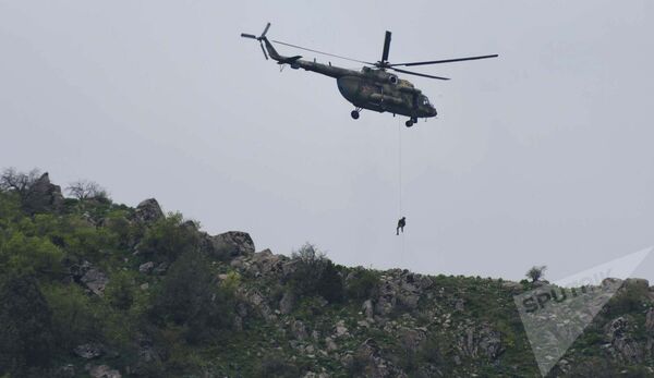 Десантирование с вертолета Десантирование с вертолета - Sputnik Таджикистан