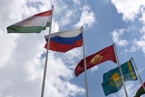 Флаги стран ОДКБ на учениях Поиск-2016 - Sputnik Таджикистан