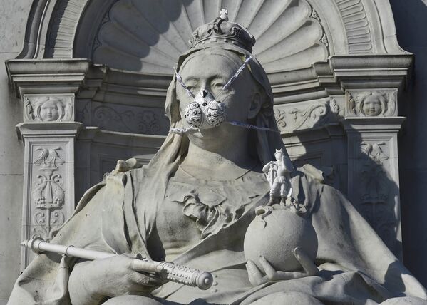 В рамках экологической акции активисты Greenpeace надели противогазовые маски на ряд памятников в Лондоне. - Sputnik Таджикистан