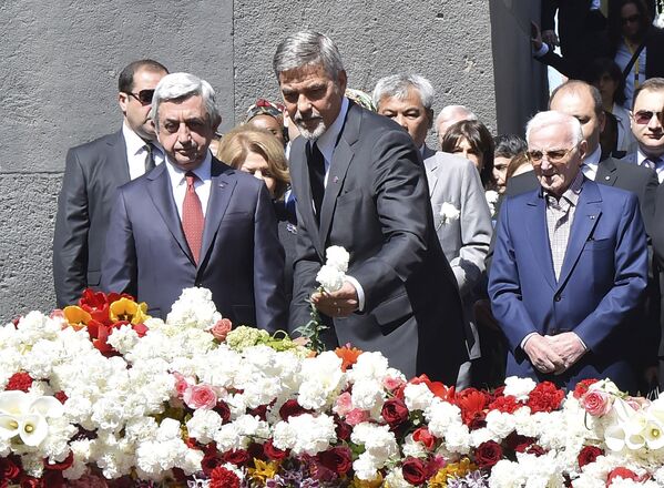 Президент Армении Серж Саргсян, Джордж Клуни и Шарль Азнавур посетили в Ереване мемориал в память жертв геноцида армян - Sputnik Таджикистан