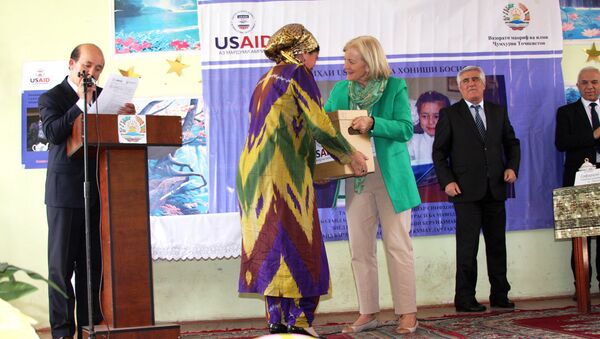 Власти США подарили школьникам Таджикистана более 200 тысяч книг - Sputnik Таджикистан