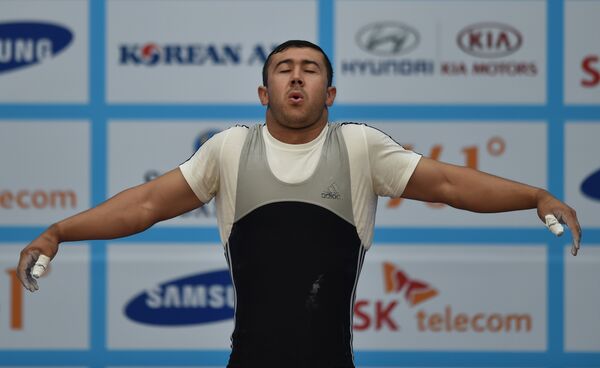 Тяжелоатлет Низом Сангов. Архивное фото - Sputnik Таджикистан