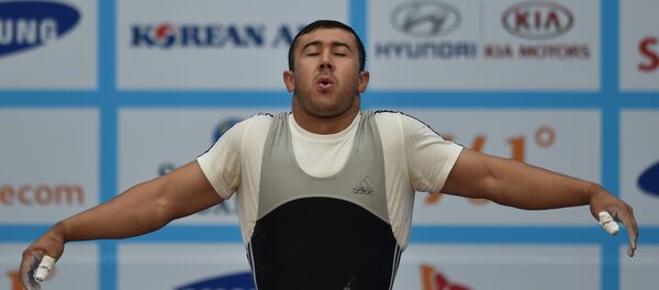 Тяжелоатлет Низом Сангов. Архивное фото - Sputnik Таджикистан