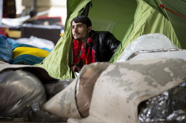 Беженец из Афганистана в Париже. Архивное фото - Sputnik Таджикистан