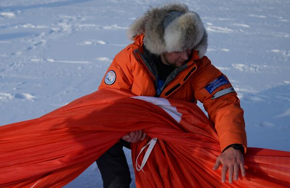Знамя Победы развернуто на Северном полюсе - Sputnik Таджикистан
