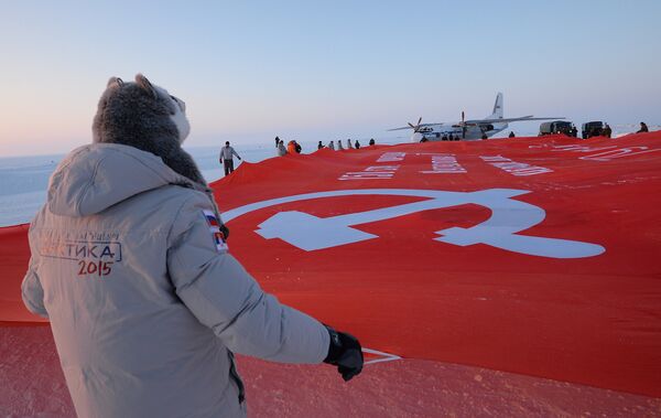 Знамя Победы развернуто на Северном полюсе - Sputnik Таджикистан
