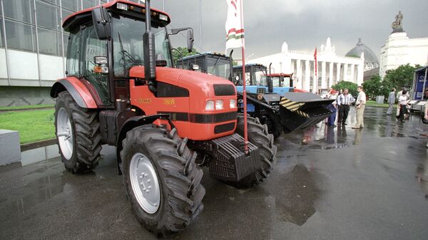 Белорусские тракторы на выставке. Архивное фото - Sputnik Тоҷикистон