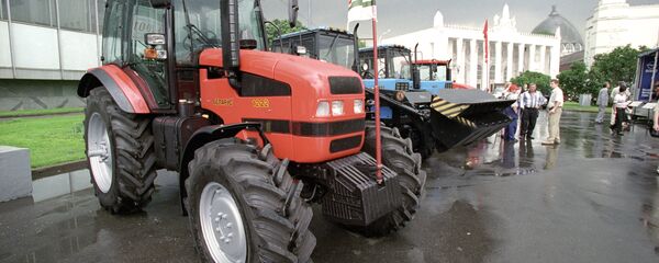 Тракторҳои Белорус дар намоишгоҳ. Акс аз бойгонӣ - Sputnik Тоҷикистон