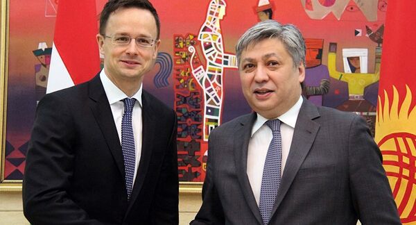 Встреча министра иностранных дел КР Эрлана Абдылдаева с министром внешнеэкономических связей и иностранных дел Венгрии Петером Сийярто - Sputnik Таджикистан