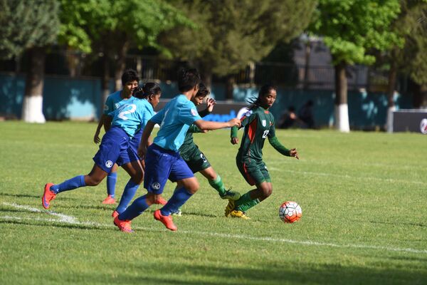 Матч Индия-Бангладеш в Душанбе в рамках чемпионата Азии по женскому футболу среди подростков до 14 лет - Sputnik Таджикистан