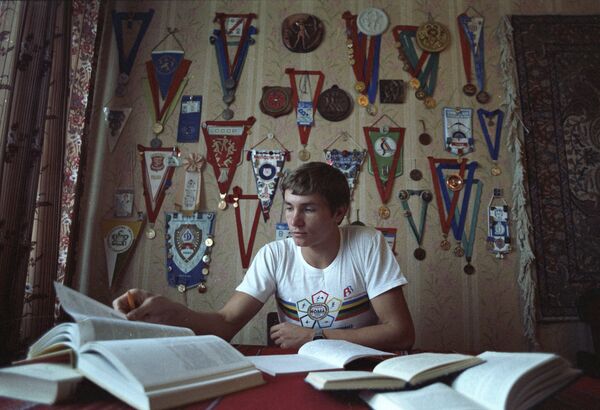 Анатолий Старостин, заслуженный мастер спорта, чемпион мира по современному пятиборью в личном и командном первенстве (1983), чемпион 13-й летней Спартакиады народов СССР, двукратный олимпийский чемпион. Анатолий Старостин, заслуженный мастер спорта, чемпион мира по современному пятиборью в личном и командном первенстве (1983), чемпион 13-й летней Спартакиады народов СССР, двукратный олимпийский чемпион. - Sputnik Таджикистан