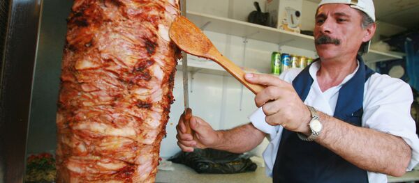 Приготовление шаурмы в ларьке на одной из улиц Моск, архивное фото - Sputnik Таджикистан