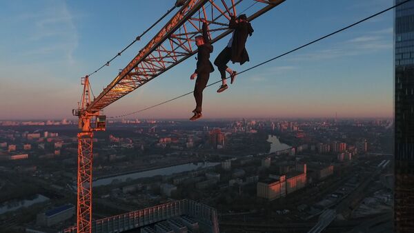 С риском для жизни: руферы забрались на стрелку башенного крана в Москве - Sputnik Таджикистан