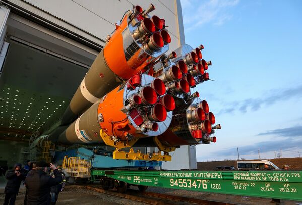 Вывоз ракеты Союз-2.1а с космическими аппаратами на стартовую площадку космодрома Восточный - Sputnik Таджикистан