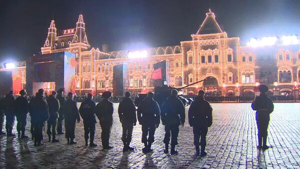 Торжественный марш и бронетехника – ночная репетиция парада Победы в Москве - Sputnik Таджикистан