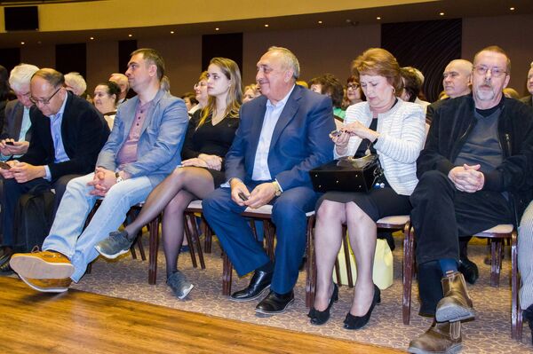 Презентация документального фильма о хирурге Ренате Акчурине Близко к сердцу. Презентация документального фильма о хирурге Ренате Акчурине Близко к сердцу. - Sputnik Таджикистан