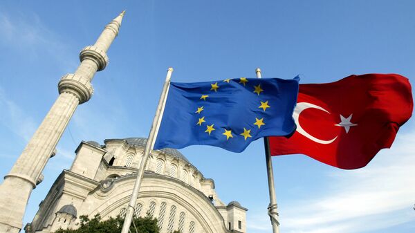 Флаги Турции и ЕС в Стамбуле, архивное фото - Sputnik Тоҷикистон