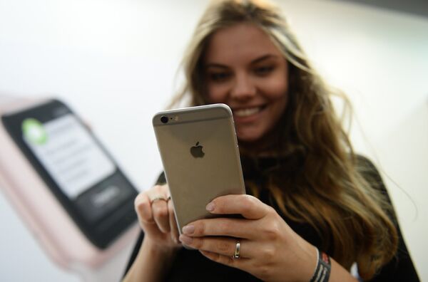 Старт продаж новых iPhone 6s и iPhone 6s Plus в Москве Старт продаж новых iPhone 6s и iPhone 6s Plus в Москве - Sputnik Таджикистан