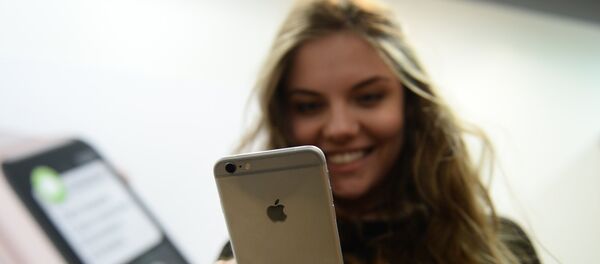 Девушка со смартфоном, архивное фото - Sputnik Таджикистан