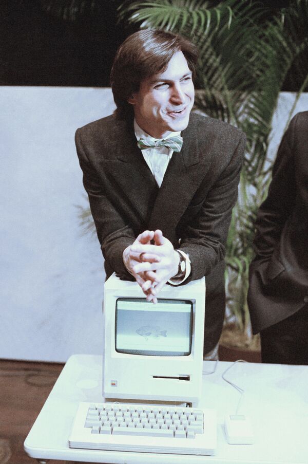 Стив Джобс с персональным компьютером Apple Macintosh. Архивное фото - Sputnik Таджикистан