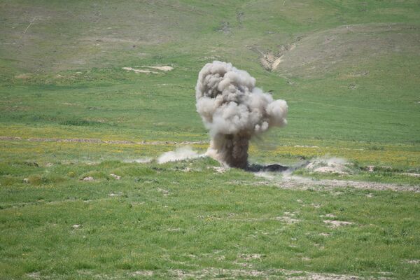 Саперы 201-й российской военной базы зачистили полигон Ляур Саперы 201-й российской военной базы зачистили полигон Ляур - Sputnik Таджикистан