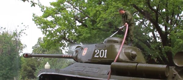 Военнослужащие 201 РВБ отреставрировали танк ИС-2 в центре Душанбе - Sputnik Таджикистан