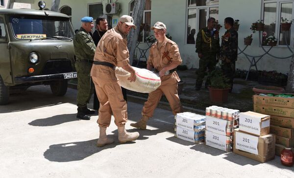 Военные 201-й РВБ оказали помощь ветеранам Варзобского района - Sputnik Таджикистан