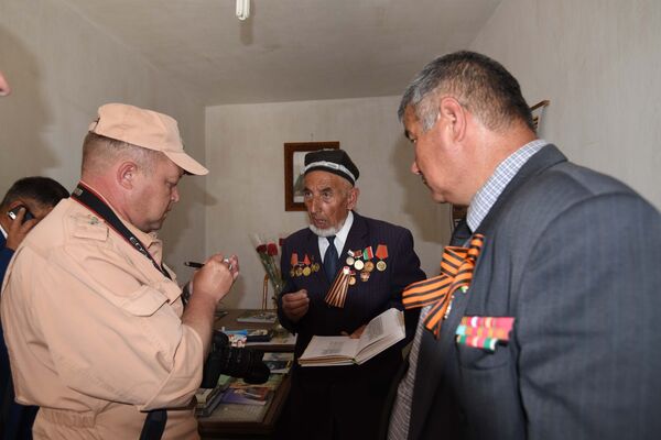 Военные 201 РВБ оказали помощь ветеранам Варзобского района - Sputnik Таджикистан