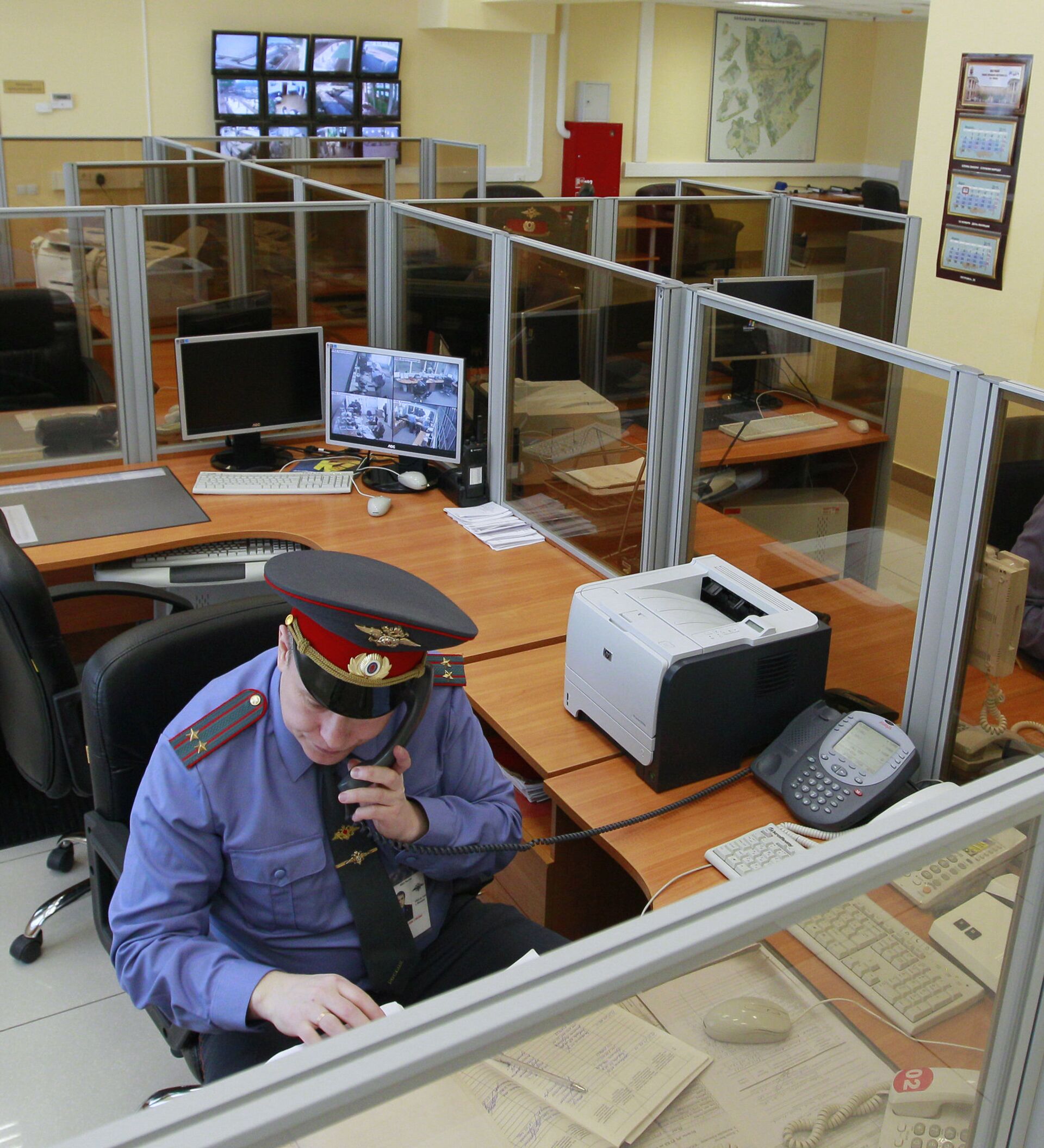Московский полиция дежурная часть. Дежурный полиции. Полицейский в дежурной части. Полицейский участок внутри Россия. Полиция помещение.