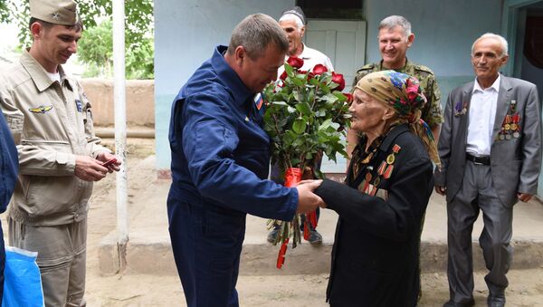 В Таджикистане летчики 201 РВБ навестили ветерана Даррию Кашфиеву - Sputnik Таджикистан