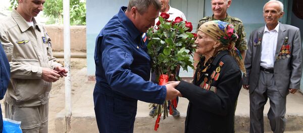 В Таджикистане летчики 201 РВБ навестили ветерана Даррию Кашфиеву - Sputnik Таджикистан