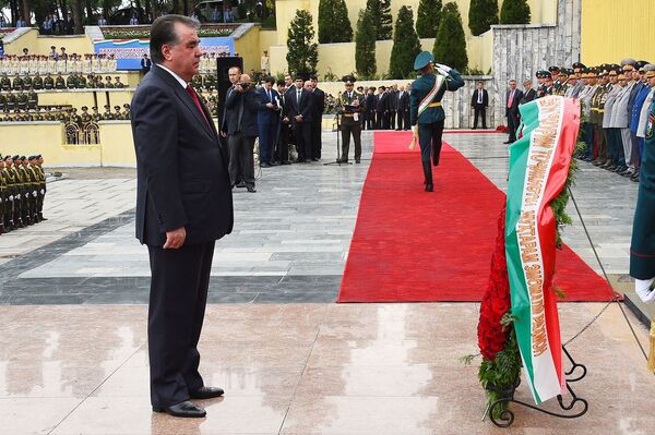 Президент РТ возложил венки к мемориалу погибших в Парке Победы - Sputnik Таджикистан