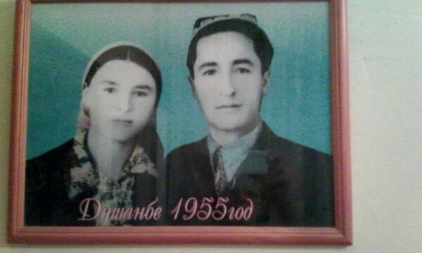 Абдулваххоб Мухаммадумаров с супругой в 1955 году Абдулваххоб Мухаммадумаров с супругой в 1955 году - Sputnik Таджикистан