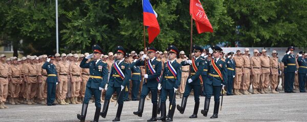 В 201 РВБ на 9 мая провели праздничный концерт и Бессмертный полк В 201 РВБ на 9 мая провели праздничный концерт и Бессмертный полк - Sputnik Тоҷикистон