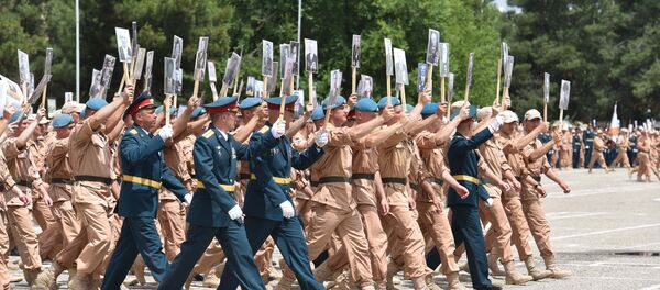 В 201 РВБ на 9 мая провели праздничный концерт и Бессмертный полк В 201 РВБ на 9 мая провели праздничный концерт и Бессмертный полк - Sputnik Таджикистан