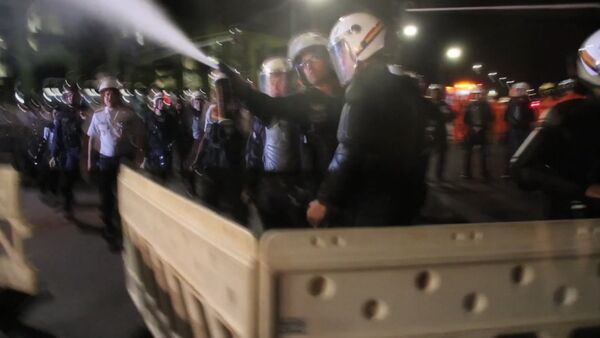 Бразильские полицейские газом разгоняли сторонников Роуссефф у здания сената - Sputnik Таджикистан