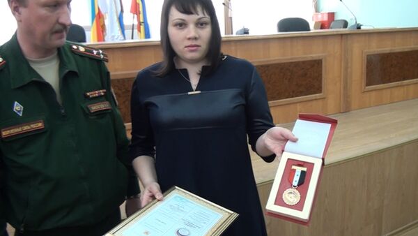 Медаль Вооруженных Сил Сирии вручена вдове российского матроса Позынича - Sputnik Таджикистан