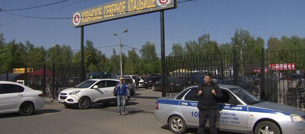 Кормандони пулис дар ҷои ҳодиса дар қабристони Хованское. Акс аз бойгонӣ - Sputnik Тоҷикистон